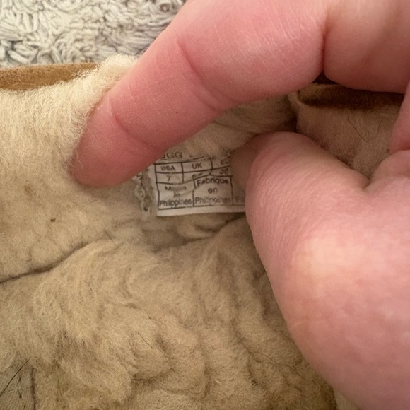 Ladies Ugg Moccasin - Picture 2 of 5